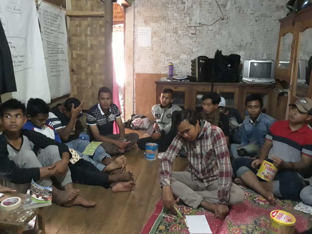 (Pemuda adat dari tiga Kasepuhan mengikuti pelatihan menulis, foto: dokumentasi RMI; 2017)