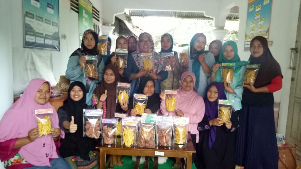 (Kelompok Wanita Tani Mandiri Pasir Eurih bersama Juwita Junaedi pada acara pelatihan pengelolan pangan lokal di Kantor Desa Sindanglaya,Minggu 17/12 (Foto Didhon)