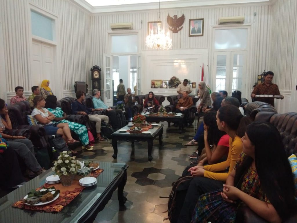 Penyambutan peserta field visit GLF oleh Bupati Lebak Hj. Iti Octavia di Kediaman Bupati Lebak - Banten