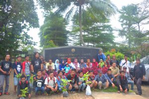 Masyarakat Kasepuhan Karang dalam kegiatan Sekolah Lapang Pembibitan (Dokumentasi RMI)