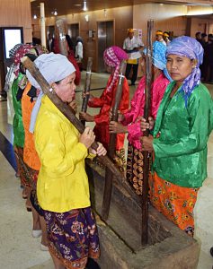 Perempuan Kasepuhan Karang Nutu Lisung di Festival PeSoNa 2017