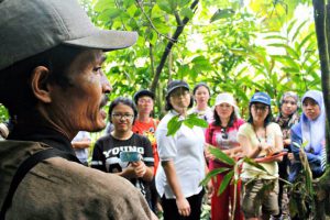 (Berbincang bersama petani kopi Ciwaluh; Dokumentasi RMI 2016)