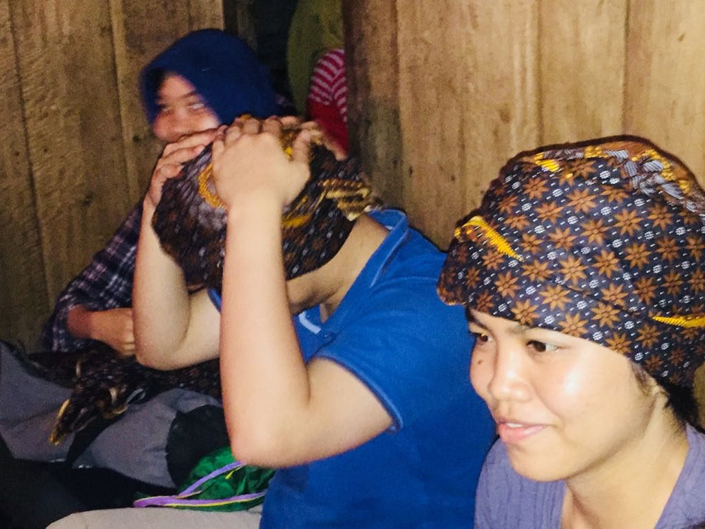 Peserta glamping belajar bersama pemuda adat Kasepuhan Karang memakai iket kepala khas kasepuhan, Foto/Siti