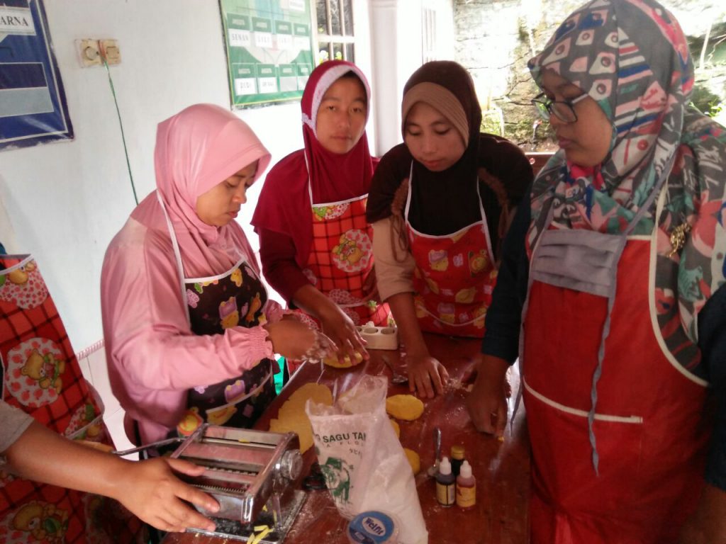 (Antuisaian KWT Mandiri Pasir Eurih dalam mengikuti pelatihan pengelolaan pangan lokal , foto: Wawat;2017)