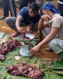 Foto: Pembagian daging kerbau acara Seren taun Kasepuhan Pasir Eurih. Dok : RMI 2018