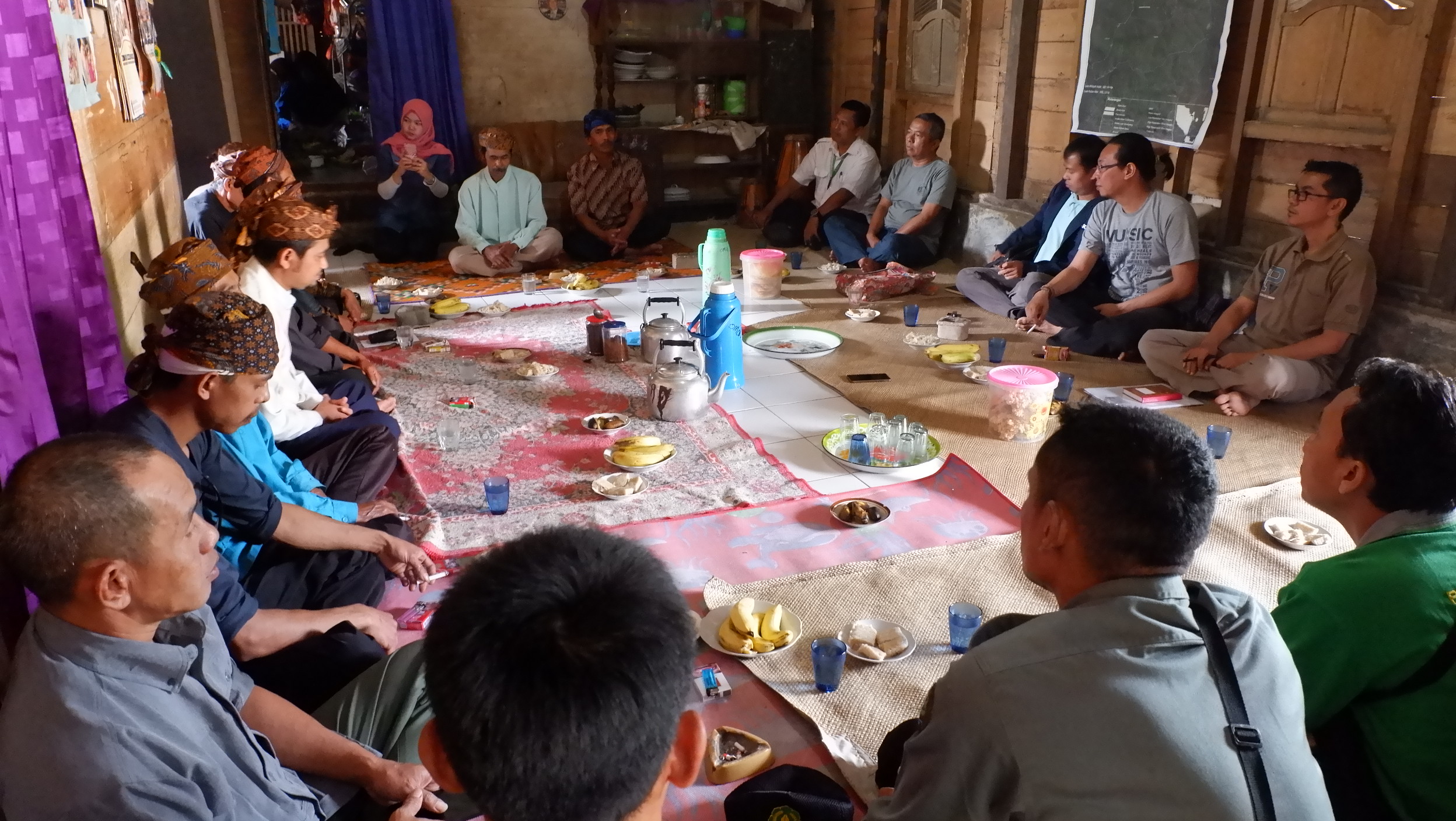 Tim Kementerian Lingkungan Hidup dan Kehutanan (KLHK) melakukan verifikasi pengajuan Hutan Adat Kasepuhan Cirompang dan Kasepuhan Pasir Eurih, Lebak - Banten (Dok;RMI)