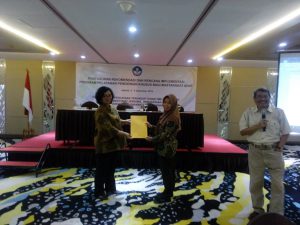 Guru sekaligus perwakilan Kasepuhan Cirompang Rosmawati (tengah) menyerahkan rekomendasi sebagai bahan pertimbangan kebijakan pendidikan layanan khusus bagi masyarakat adat kepada Direktur Kepercayaan Kepada Tuhan YME dan Tradisi Christriyati Ariani.